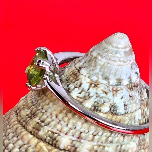 925 Sterling Silver Ring SZ 8.5 with Natural Peridot Gemstone - Picture 8 of 10